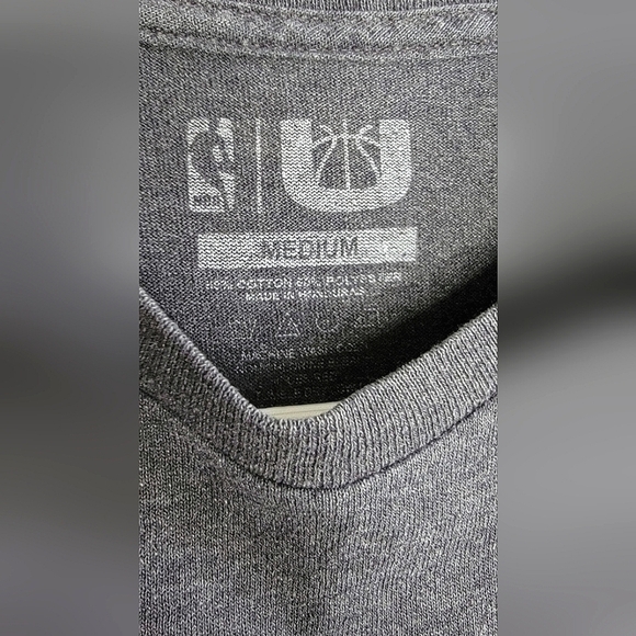 Men's NBA Chicago Bulls Basketball Short Sleeve Shirt, Size Medium - Picture 2 of 2